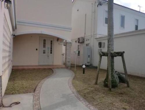 Shisa House Entry walkway